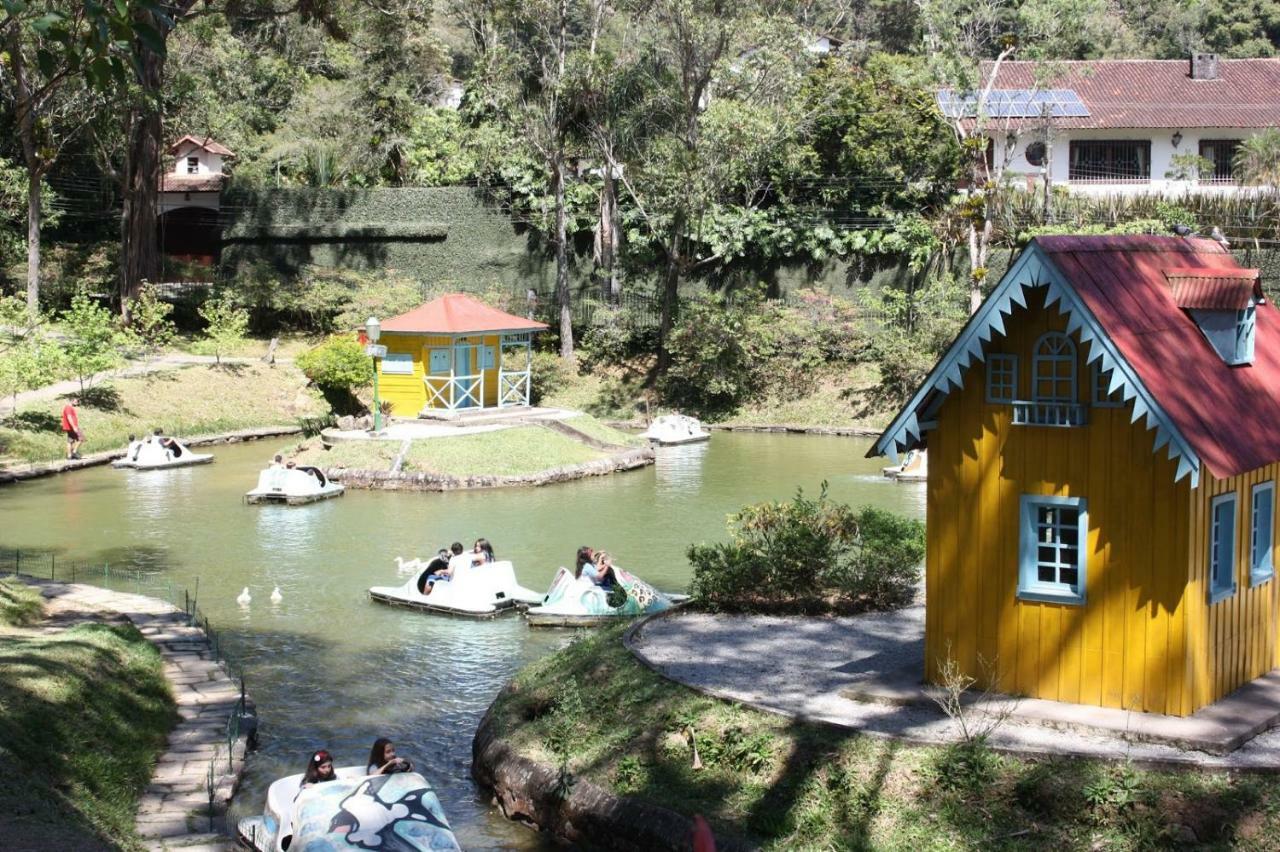 Em Petropolis, Edificio Majestoso Cremerie