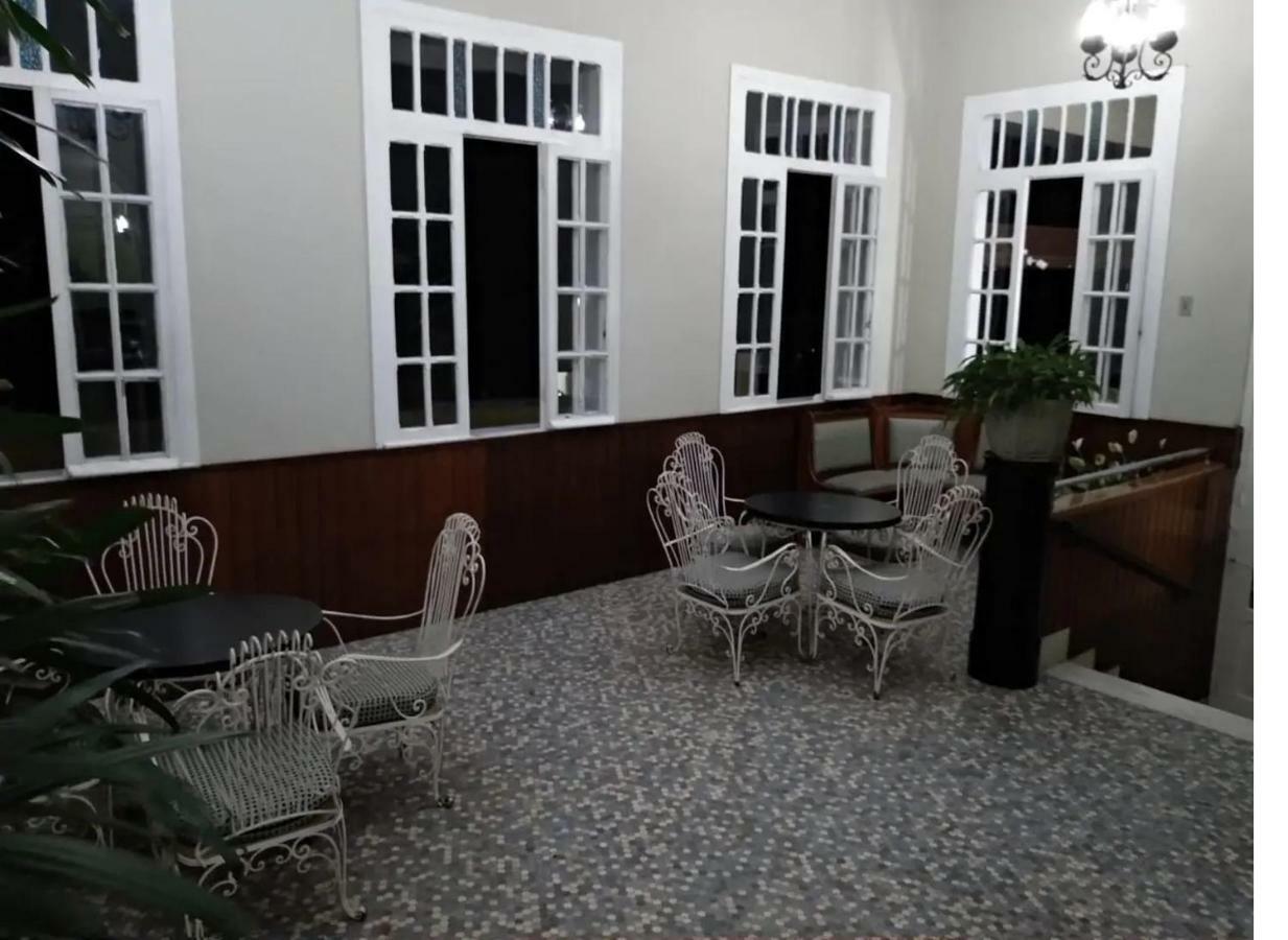 Em Petropolis, Edificio Majestoso Cremerie