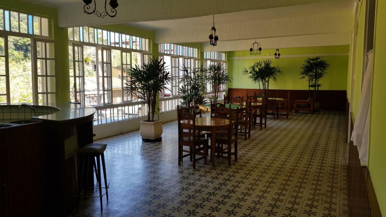 Em Petropolis, Edificio Majestoso Cremerie *