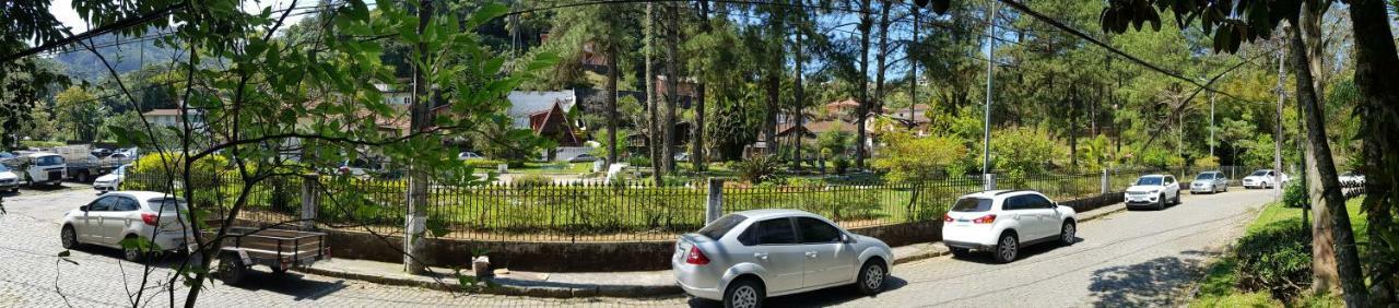 Em Petropolis, Edificio Majestoso Cremerie