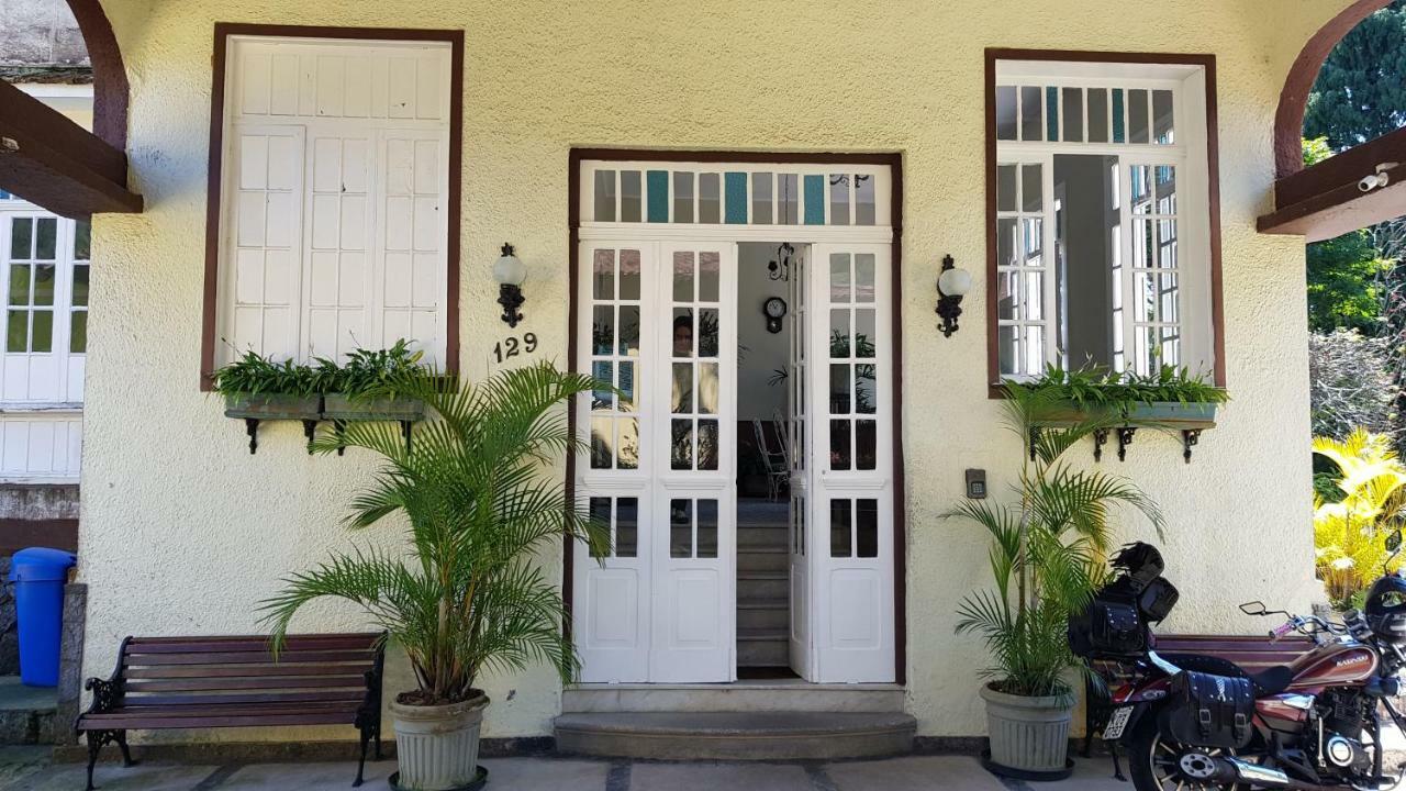 Em Petropolis, Edificio Majestoso Cremerie